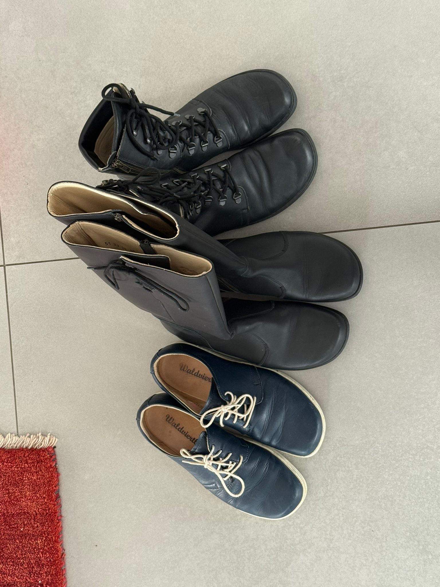 Trio an gut gepflegten Schuhen in Gr. 40 abzugeben