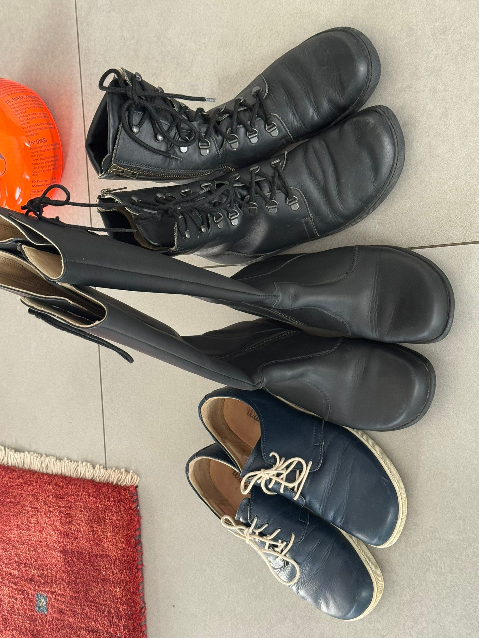 Trio an gut gepflegten Schuhen in Gr. 40 abzugeben