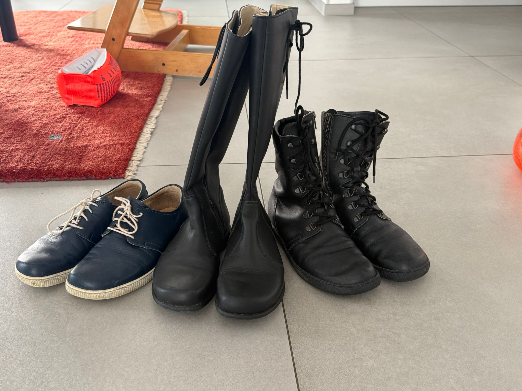 Trio an gut gepflegten Schuhen in Gr. 40 abzugeben