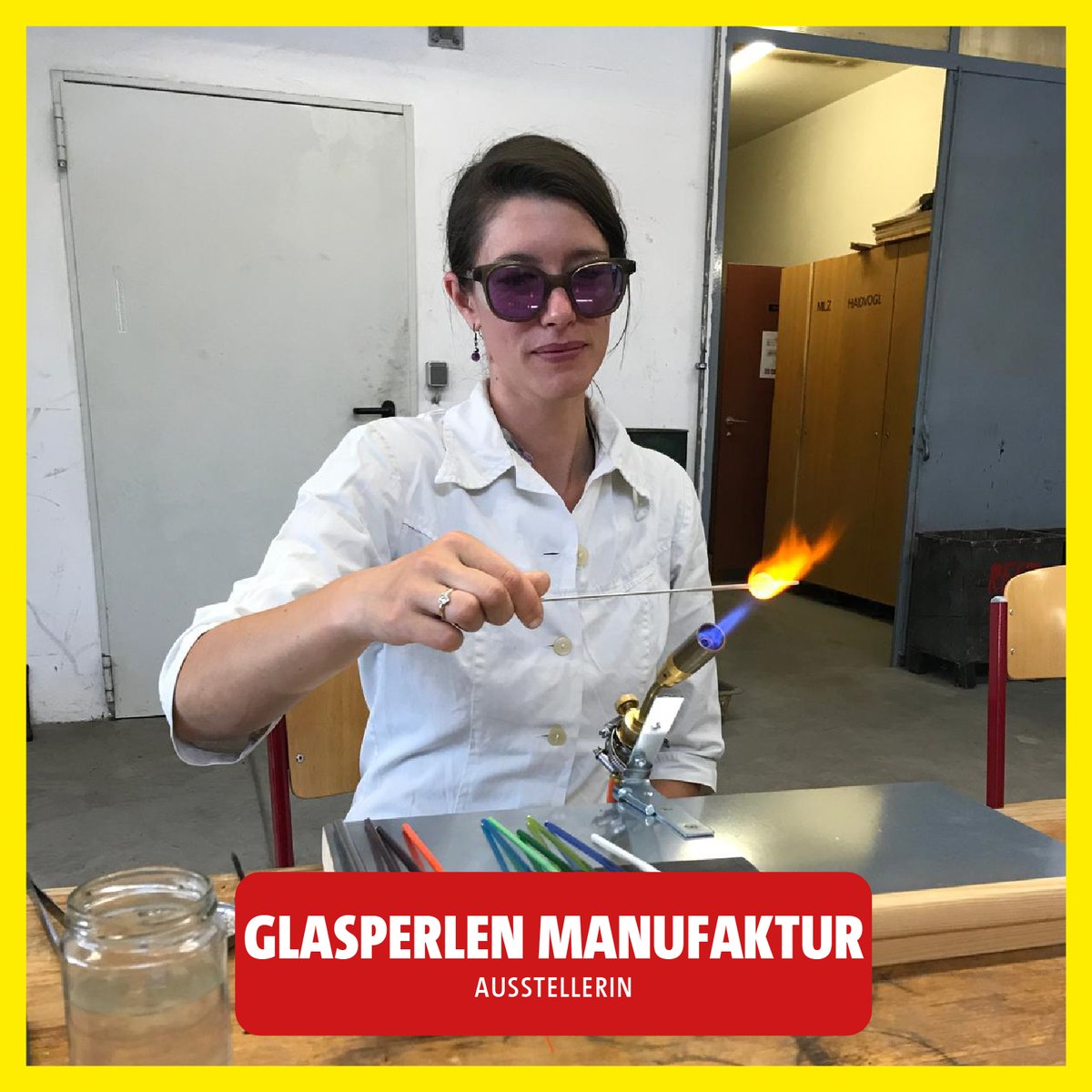 ✨ **Ein Funken Liebe, ein Hauch Leidenschaft!** ✨Dank der magischen Verbindung zur Kunst des Glases haben Jacqueline und Jacqueline sich ganz zufällig gefunden. Seither sprudeln die Ideen und die beiden erschaffen gemeinsam zauberhafte Glas-Projekte! 💫Die eine hat an der Glasfachschule in Tirol zur Kunstglaserin ausgebildet, während die andere auf der Suche nach Neuem war und sich schnell in die faszinierende Welt des Glases verliebte. ❤️🔥Als Wahl-Waldviertlerinnen möchten sie die reiche Glas-Geschichte ihrer Wahl-Heimat weiterführen und mit frischen, kreativen Ideen prägen.„Wir erzeugen exklusive Waldviertler Glasperlen in Handarbeit.“ Jedes Stück ist ein Unikat, das die Leidenschaft und das Handwerk der beiden widerspiegelt. 🌈✨